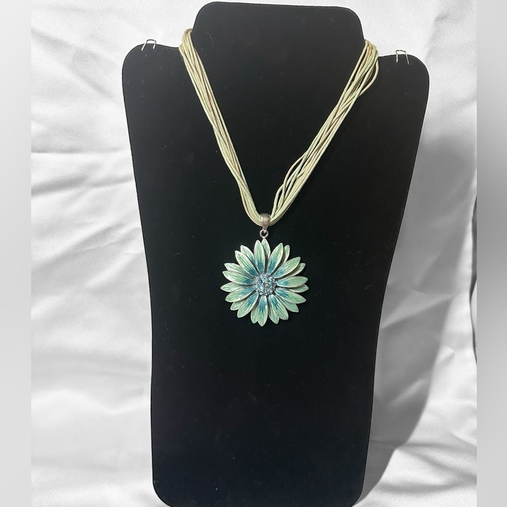 Blue flower pendant necklace